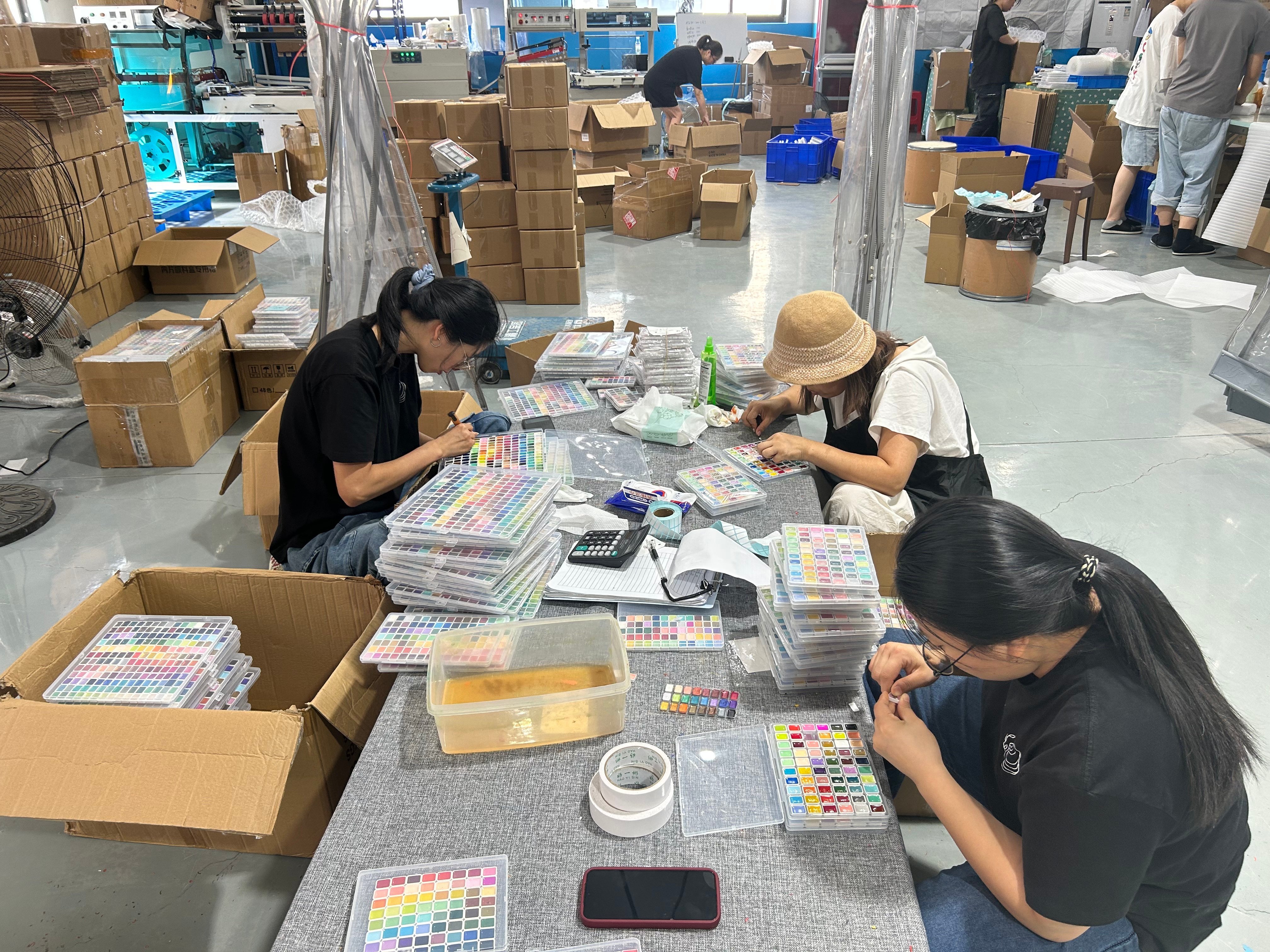 03. Tin Packing & Manual Quality Assurance - Metal tin box slotting, printed swatch cards, and batch-level integrity check