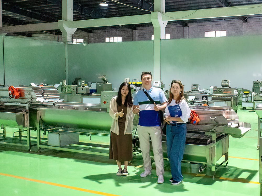 Delegazione finlandese elogia la linea di produzione per la pulizia e taglio dei vegetali di Tengsheng Machinery per intelligenza, efficienza e sicurezza