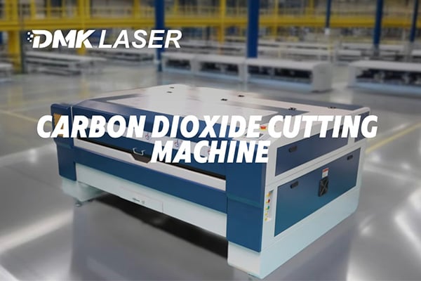 ماكينة تقطيع الليزر ذات الرأس الواحد من DMKLaser: عرض مثالي لتقطيع صفائح الأكريليك