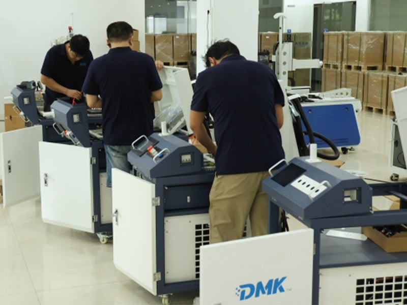 La machine de soudage laser main est en production