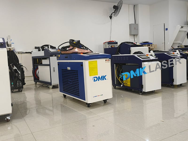 La machine de soudage laser main est en production