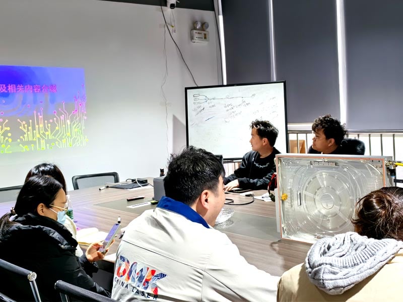 Fachwissen erweitern: Internes Training zur Faserlaser-Technologie bei Demark