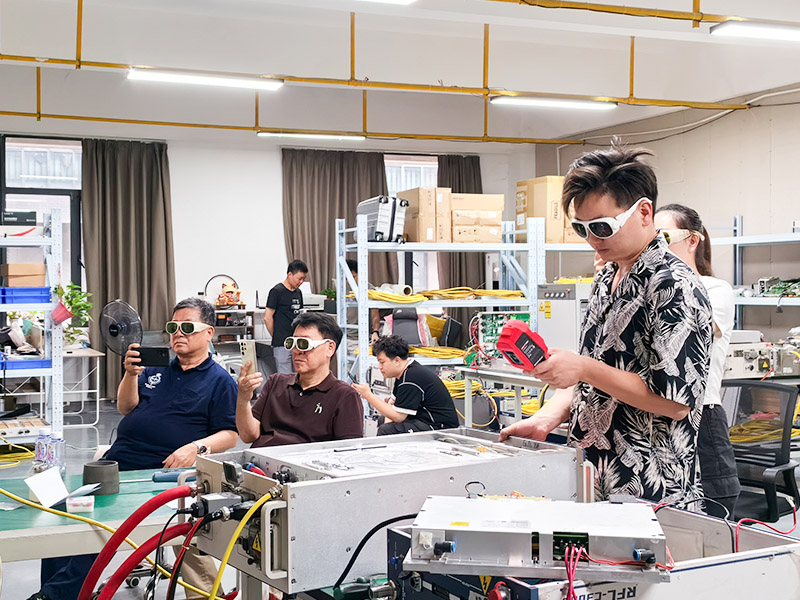 DMKLaser begrüßt mehrere internationale Kunden zu Besuchen und Trainingsveranstaltungen