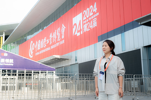 DMK-Gründer führt Team zur Erforschung neuer Trends in der Lasertechnologie auf der 24. China International Industry Fair