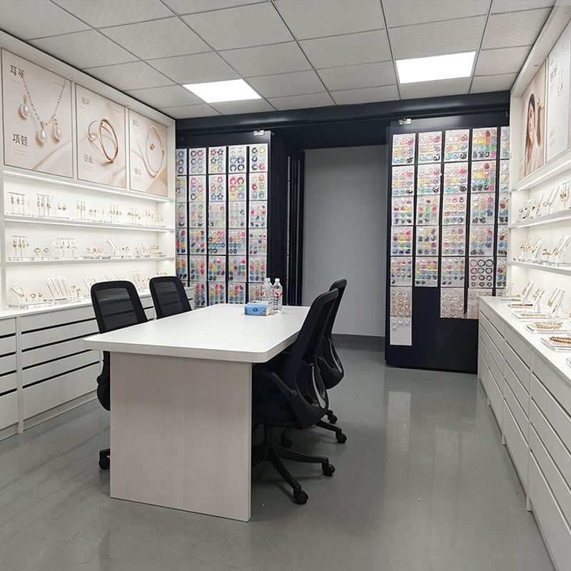 Ultra-fast customization empowers global customers! Rongsheng Jewelry offers 3-minute sample production and 2-day delivery. The flexibility of the supply chain is prominently demonstrated.