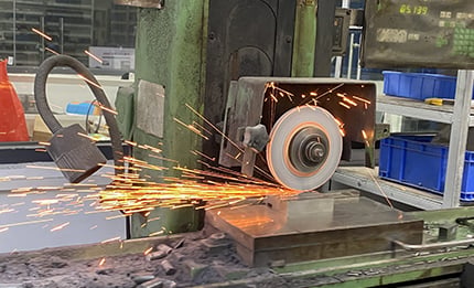 High-precision mold self-opening process