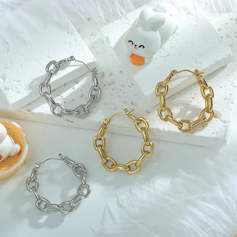 ● Twisted hoop earrings worn in daily styling.jpg