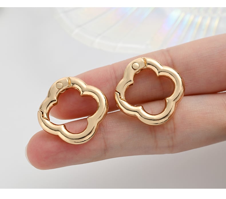 Four leaf clover keychain bulk supply showcase.jpg
