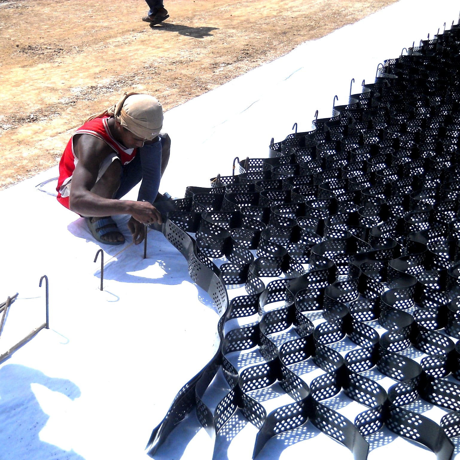 Comment installer la géocellule en HDPE pour des performances optimales ?