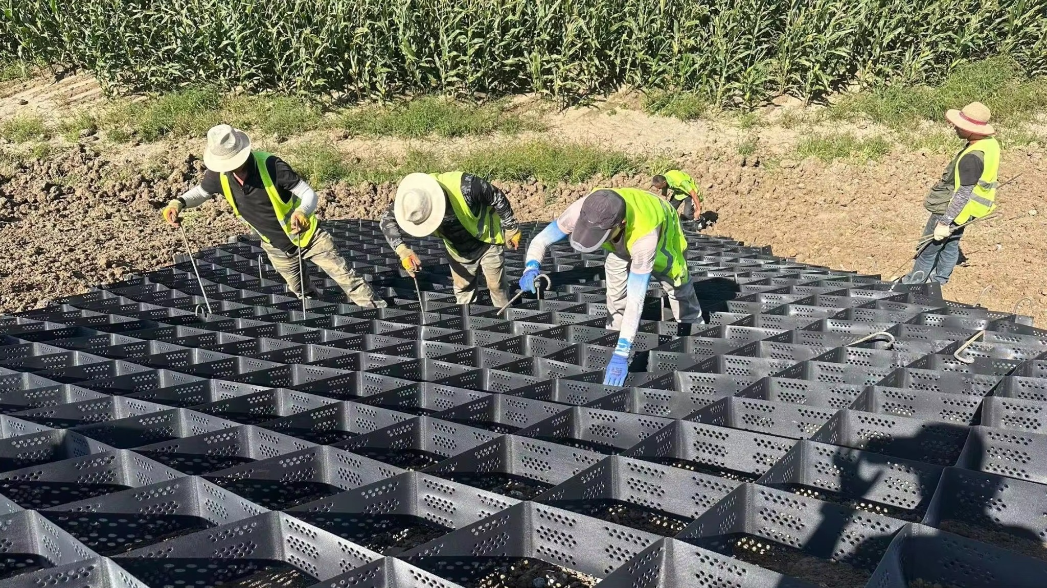 JRX hdpe ultrasonic geocell road slope protection.jpg