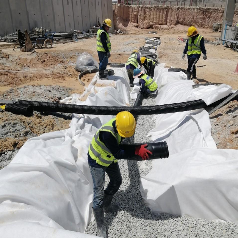 ما الأنواع المُناسبة من النسيج الجغرافي لتطبيقات طرق الحصى؟