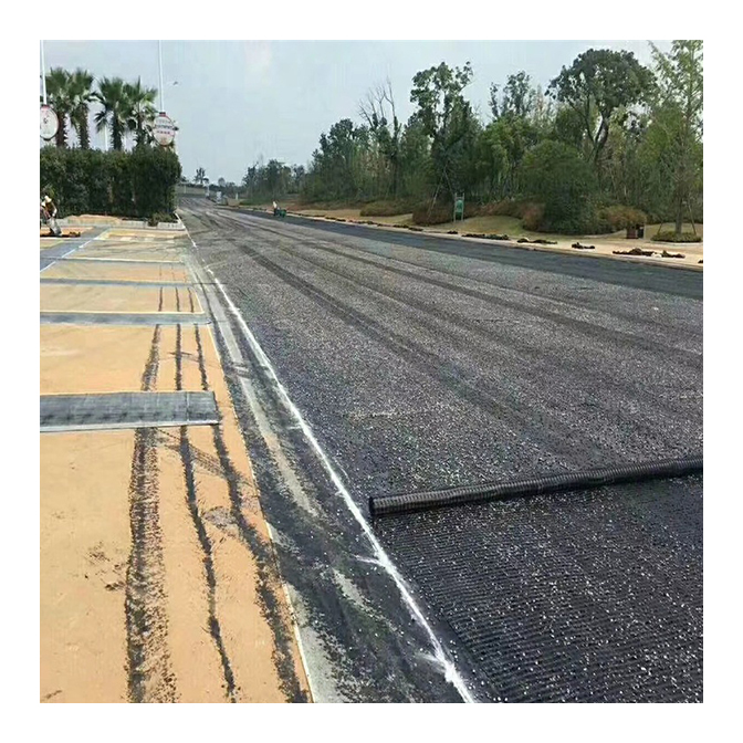 道路建設における土壌安定化へのジオグリッド使用の利点は何ですか？