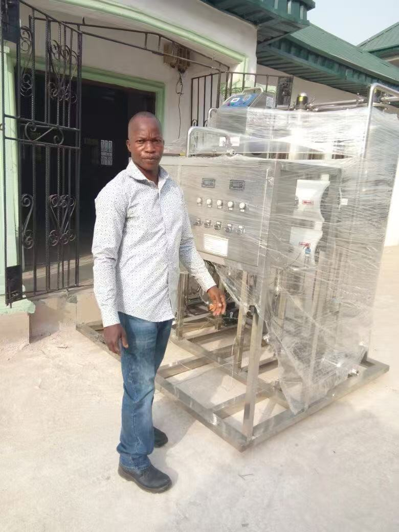 Cliente de Nigeria recibió la máquina de embotellado de agua de Modern Machinery