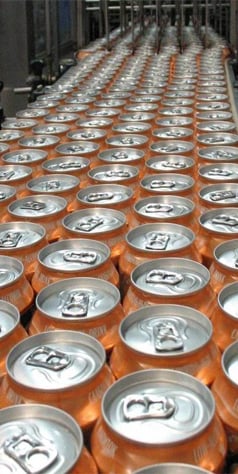 Línea de enlatado de bebidas – Sistema automático de llenado y sellado de latas de aluminio