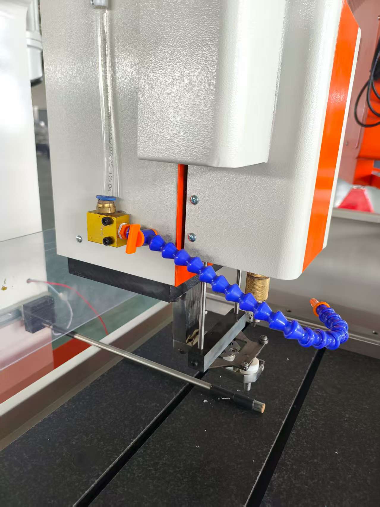 Ukuqinisa kwe-Cnc Drill Edm nokulawula ukuthwasa kubeka ubukhulu bokubuyela phansi kwe-micron