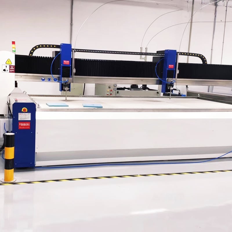 Älykäs CNC-ohjaus ja 5-akselinen vesisuihkuleikkauslaite monimutkaisille geometrioille