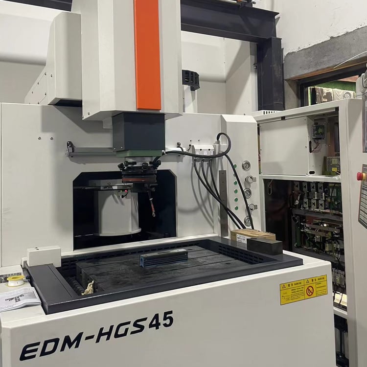 Mukautuva kipinänhallinta nostaa CNC-EDM-kipinäeroosio­koneen tarkkuuden 0,003 mm:iin