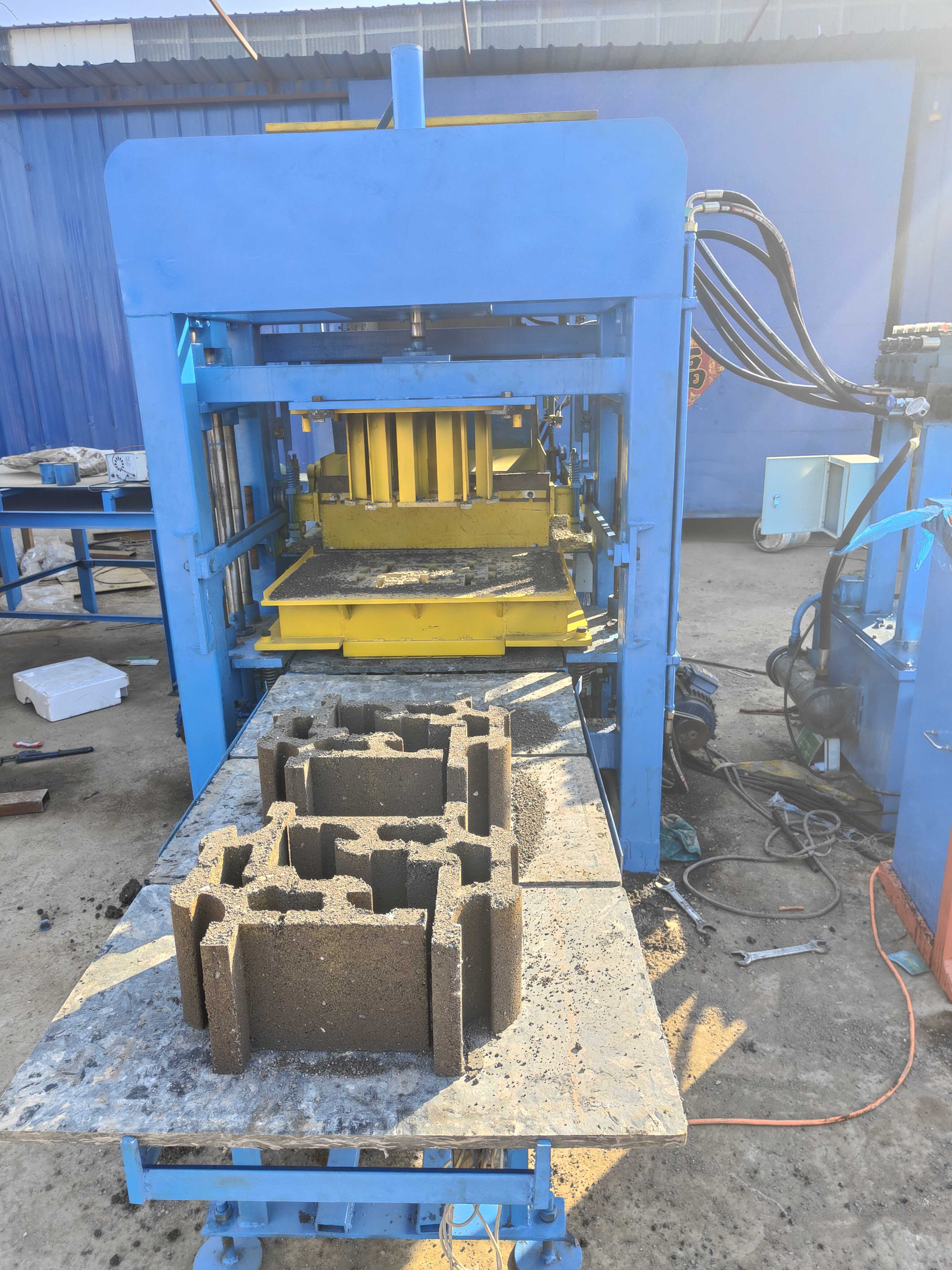 Prix de la machine à briques emboîtables | Coûts abordables d'équipements automatiques et manuels pour la fabrication de briques emboîtables