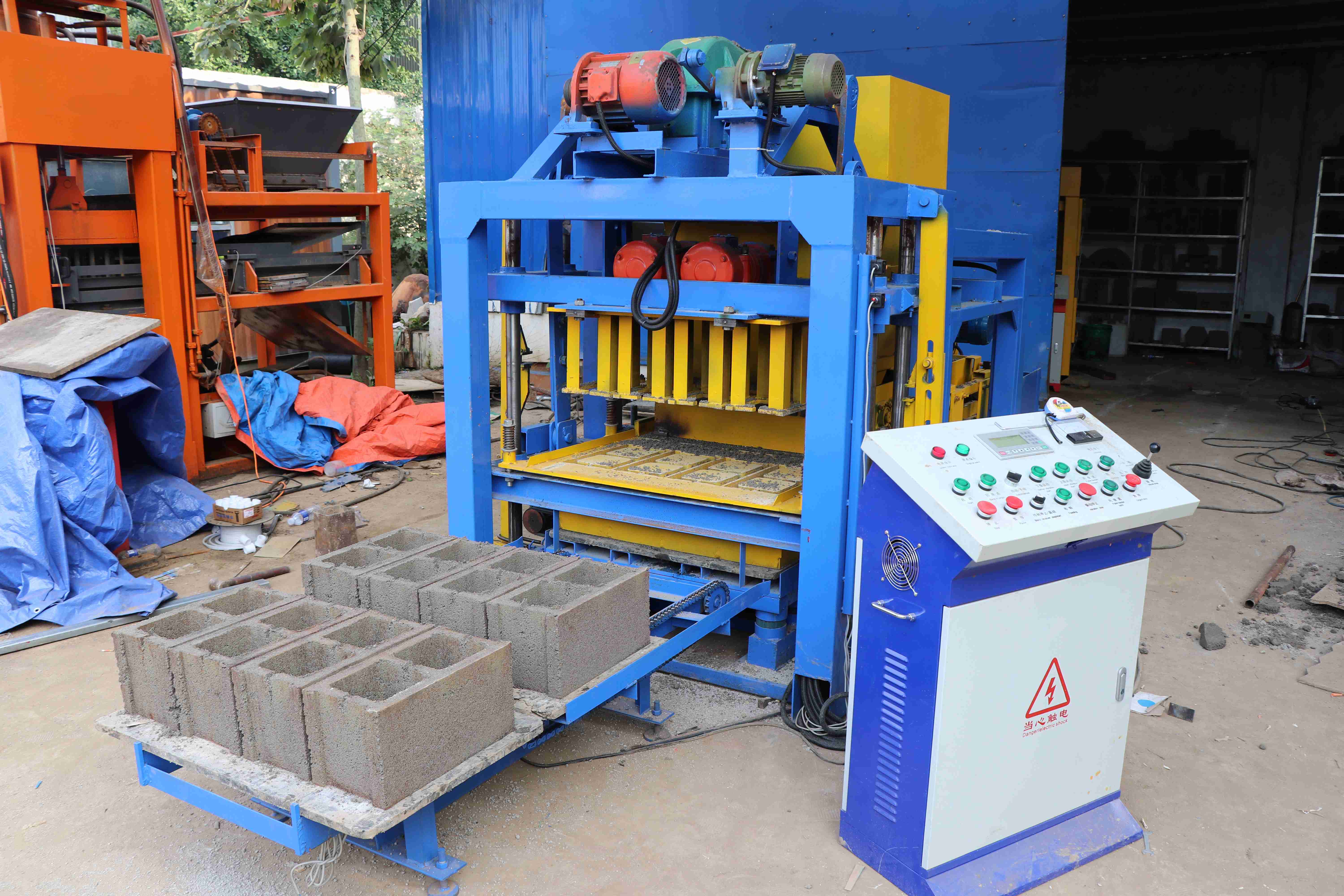 Machine de production de blocs de ciment – Automatique et manuelle | Haut rendement