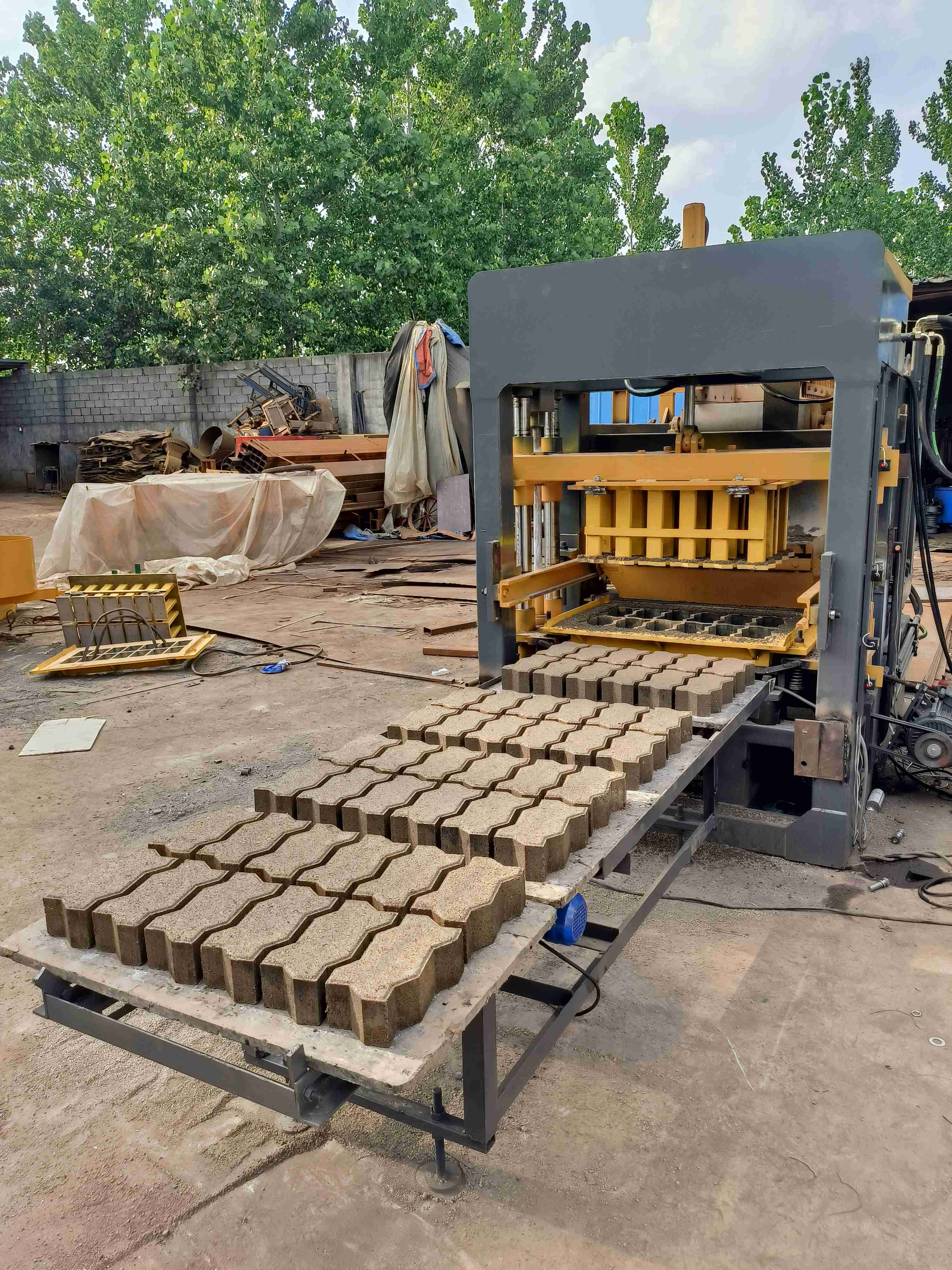 Cennik maszyn do produkcji cegieł cementowych | Modele ręczne, automatyczne i hydrauliczne z cenami i ofertami dostawców