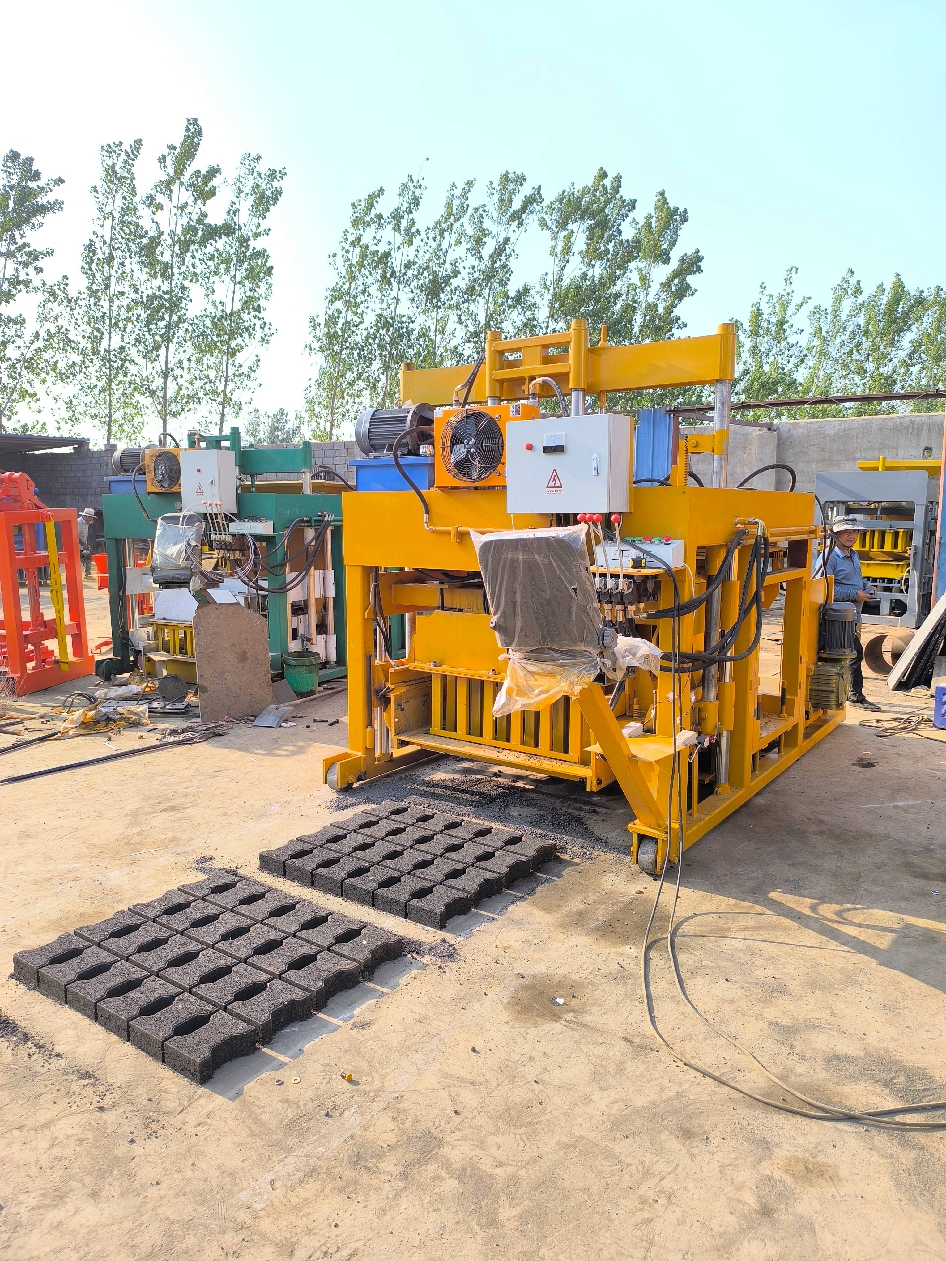 Cennik maszyn do produkcji cegieł cementowych | Modele ręczne, automatyczne i hydrauliczne z cenami i ofertami dostawców