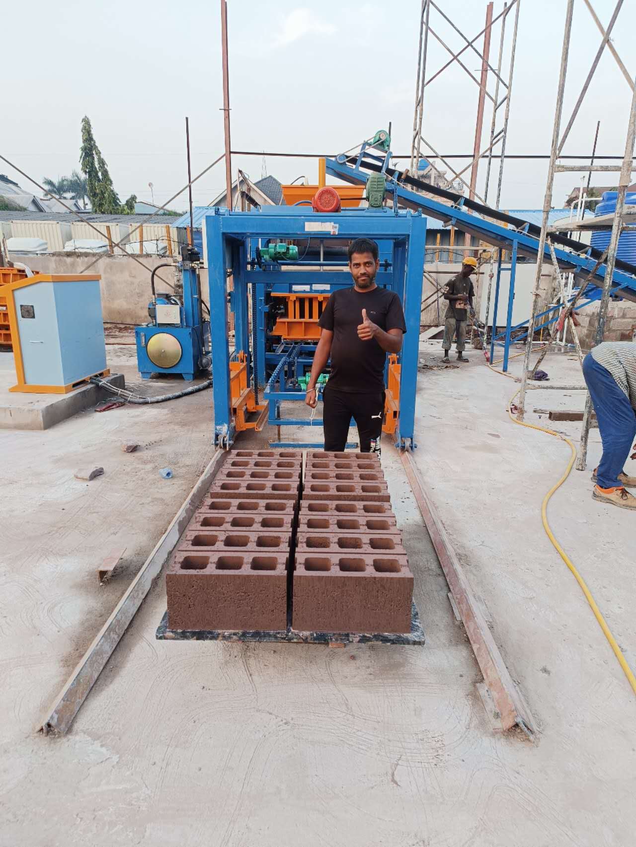 Fournisseur de machine automatique de fabrication de briques : L'automatisation complète réduit les coûts de main-d'œuvre et améliore l'efficacité de production