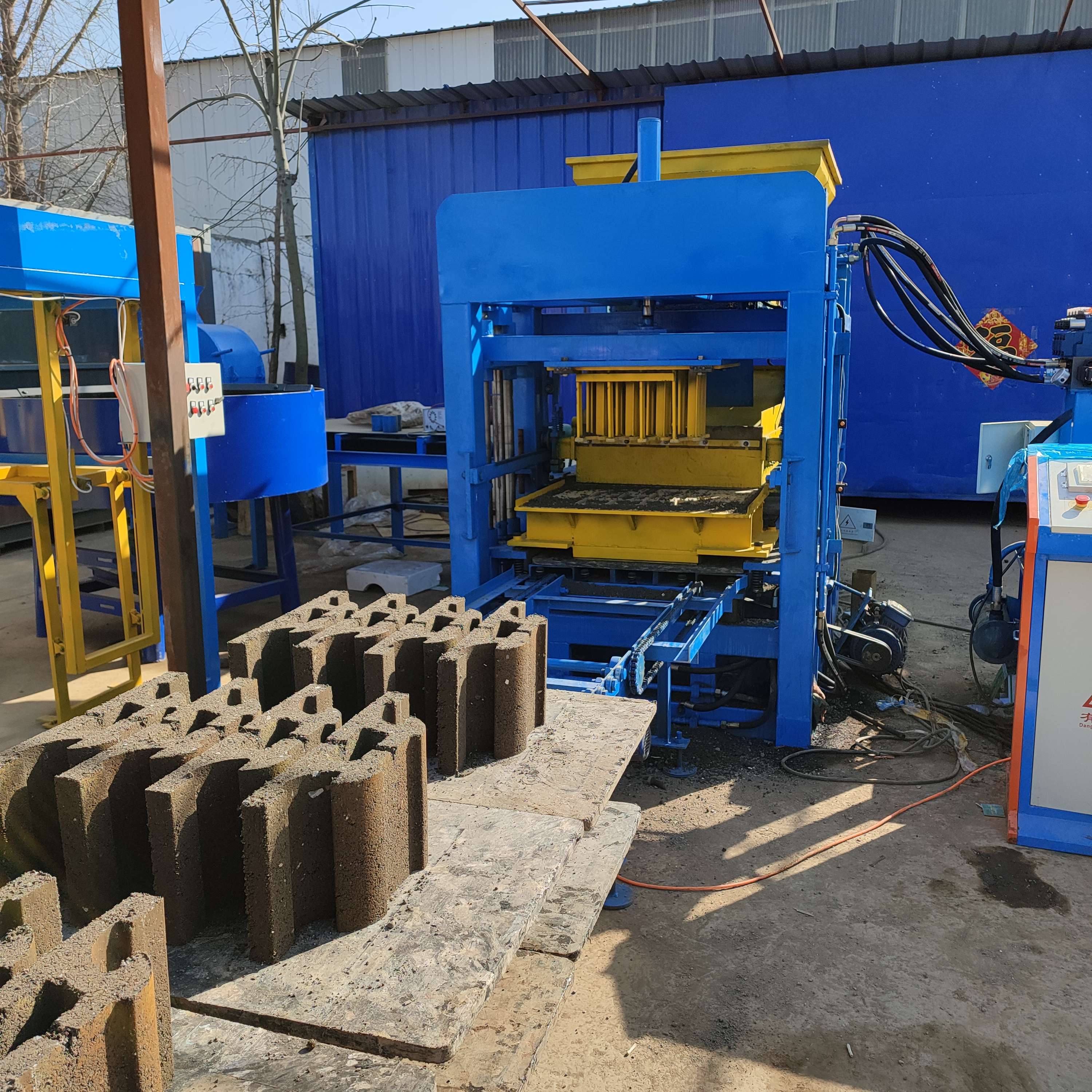 Prix de la machine à fabriquer des briques à emboîtement | Acheter des modèles manuels et automatiques pas chers auprès de fournisseurs d'Inde et de Chine
