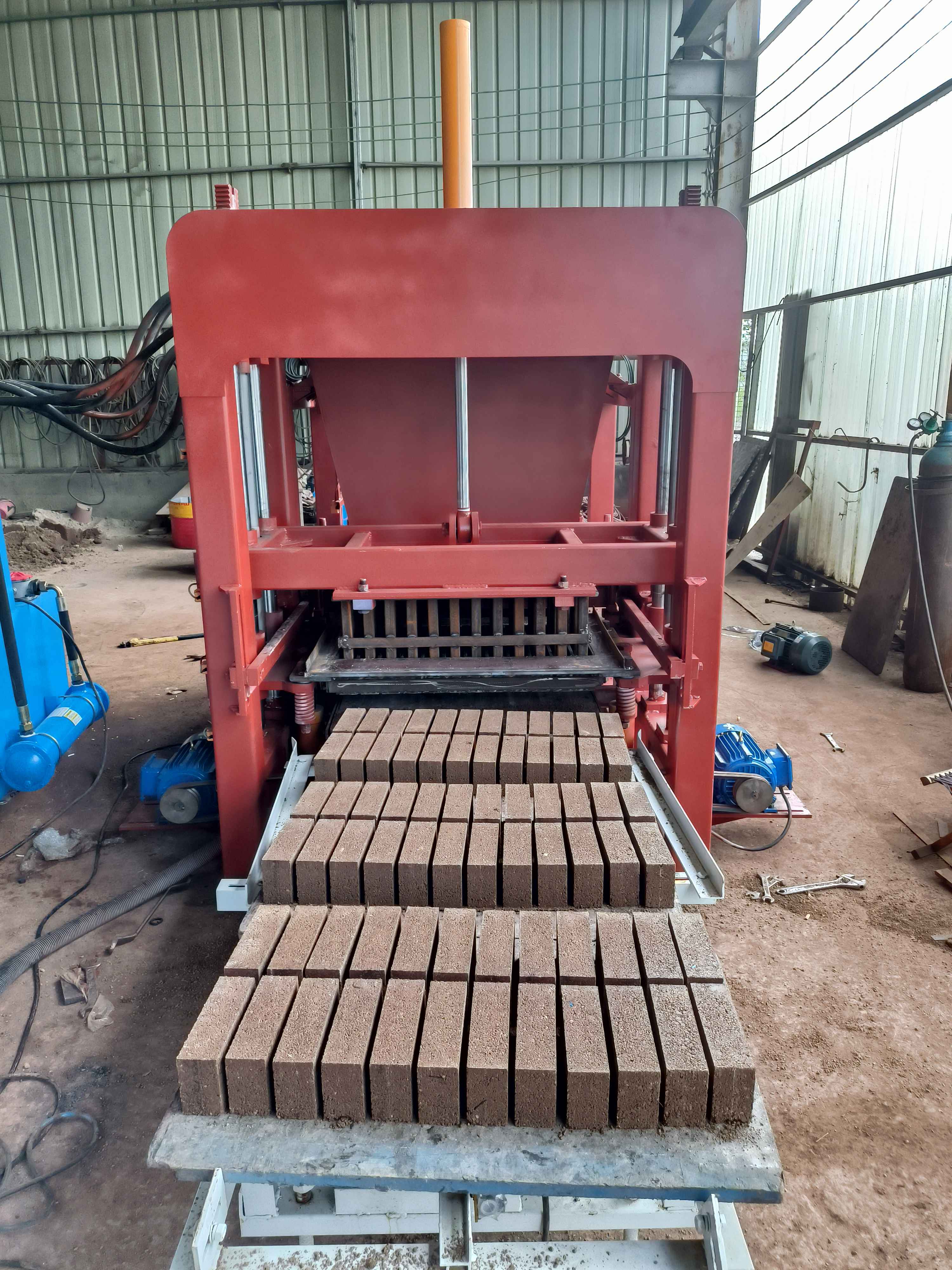 Prix de la machine automatique hydraulique de fabrication de briques en cendres volantes : Tarifs raisonnables pour une production efficace de blocs de haute qualité