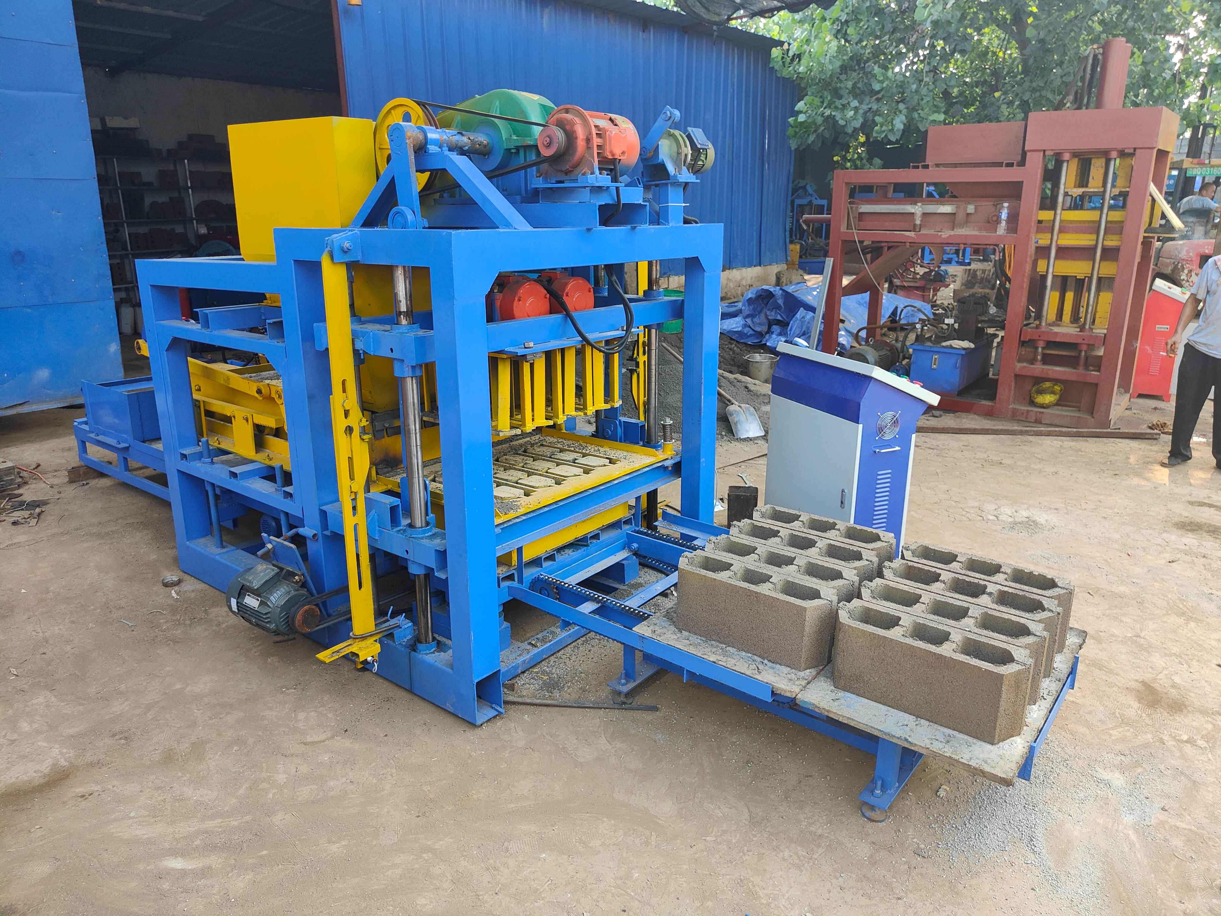 Liste des prix des machines automatiques de fabrication de blocs : La pleine automatisation réduit les coûts de main-d'œuvre et améliore l'efficacité de production