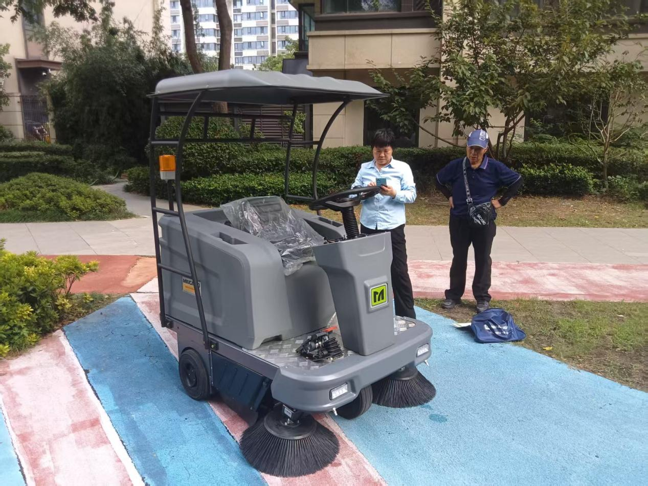 Outdoor Sweeper That Breathes New Life into Dusty Streets and Sidewalks4.png