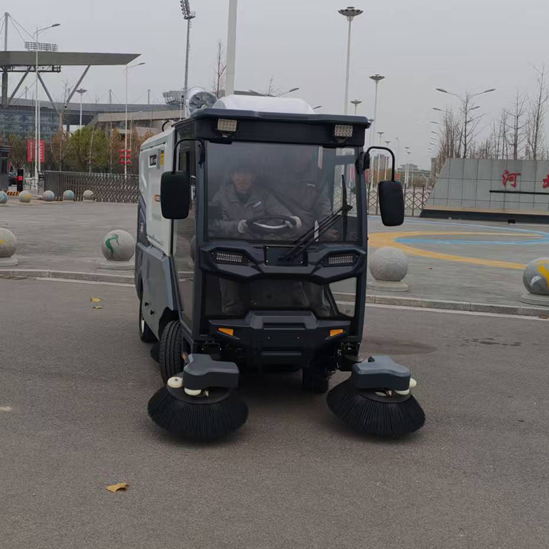 Geleneksel yöntemlere göre daha sürdürülebilir bir temizlik seçeneği olarak elektrikli süpürge makinesine geçin.