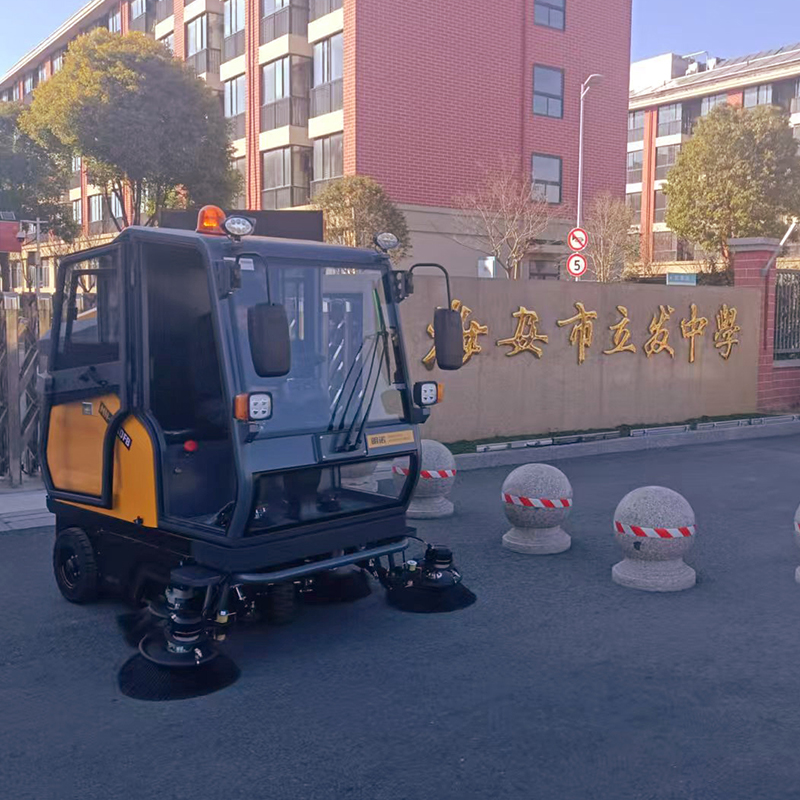 Elektrikli Arkadan Yürüyen Temizleyici ile Zeminlerinizi Parlatın