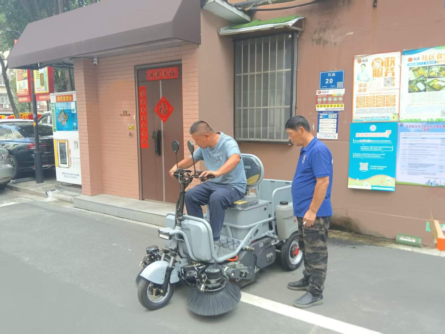 The 3-Foot Freedom Why the Mini Road Sweeper Outperforms Full-Size Trucks in Tight City Corners2.png