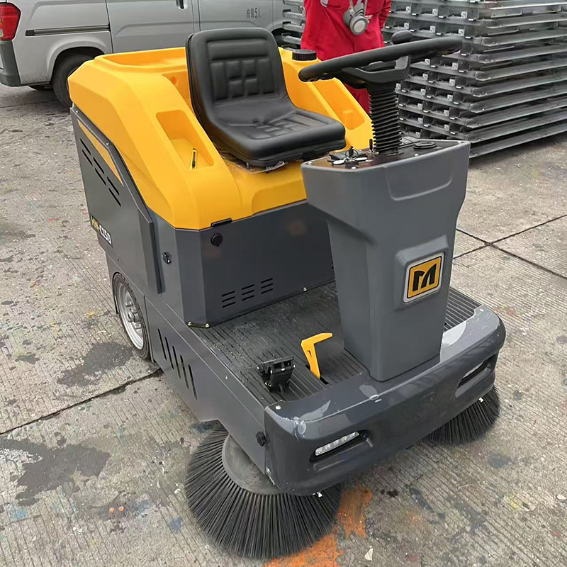 Manuel süpürmeyi elektrikli biniceli süpürge ile arkada bırakın