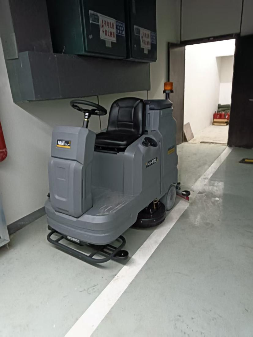 Smarter, Not Harder How a Commercial Floor Scrubber Machine Speeds Up Your Cleaning (3).png