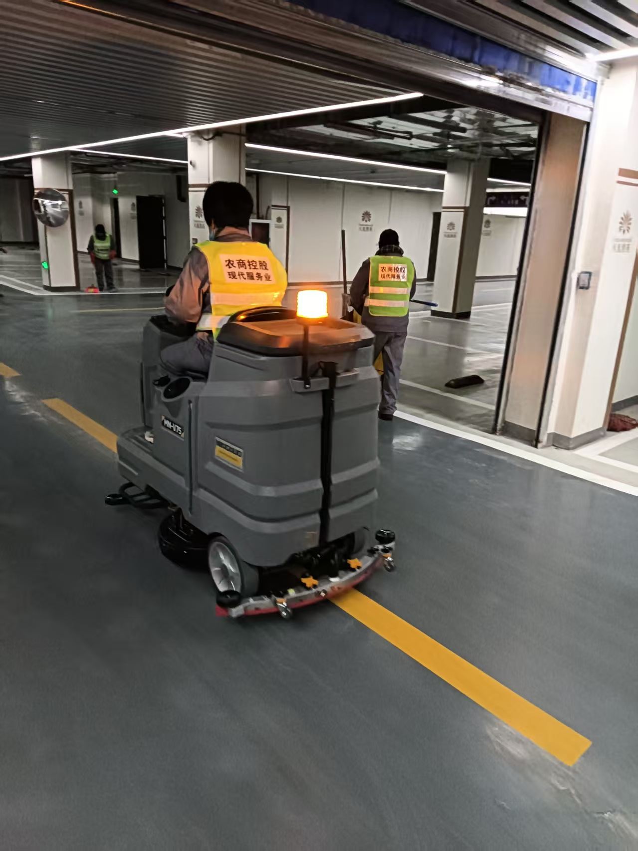 Smarter, Not Harder How a Commercial Floor Scrubber Machine Speeds Up Your Cleaning (2).png