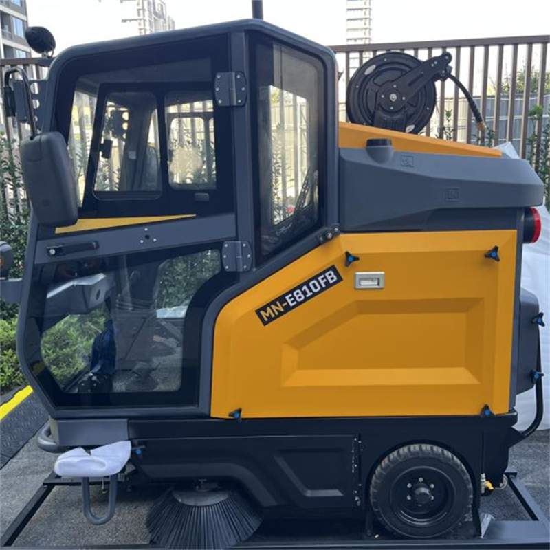 Double Your Warehouse Efficiency with One Ride-on Vacuum Cleaner；