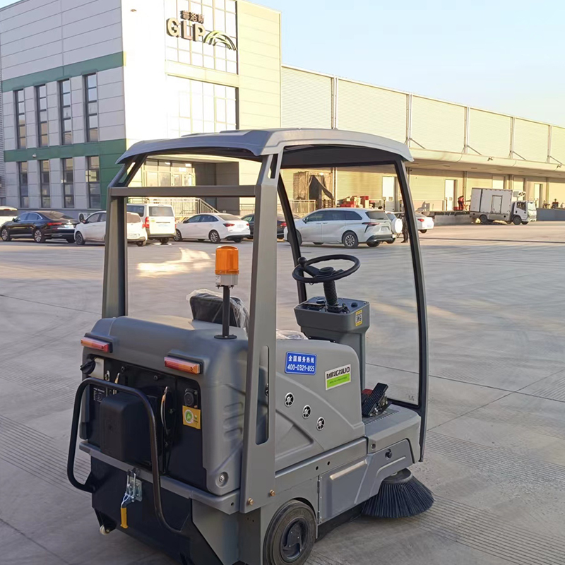 What Features to Look for in a High-Quality Walk Behind Road Sweeper?