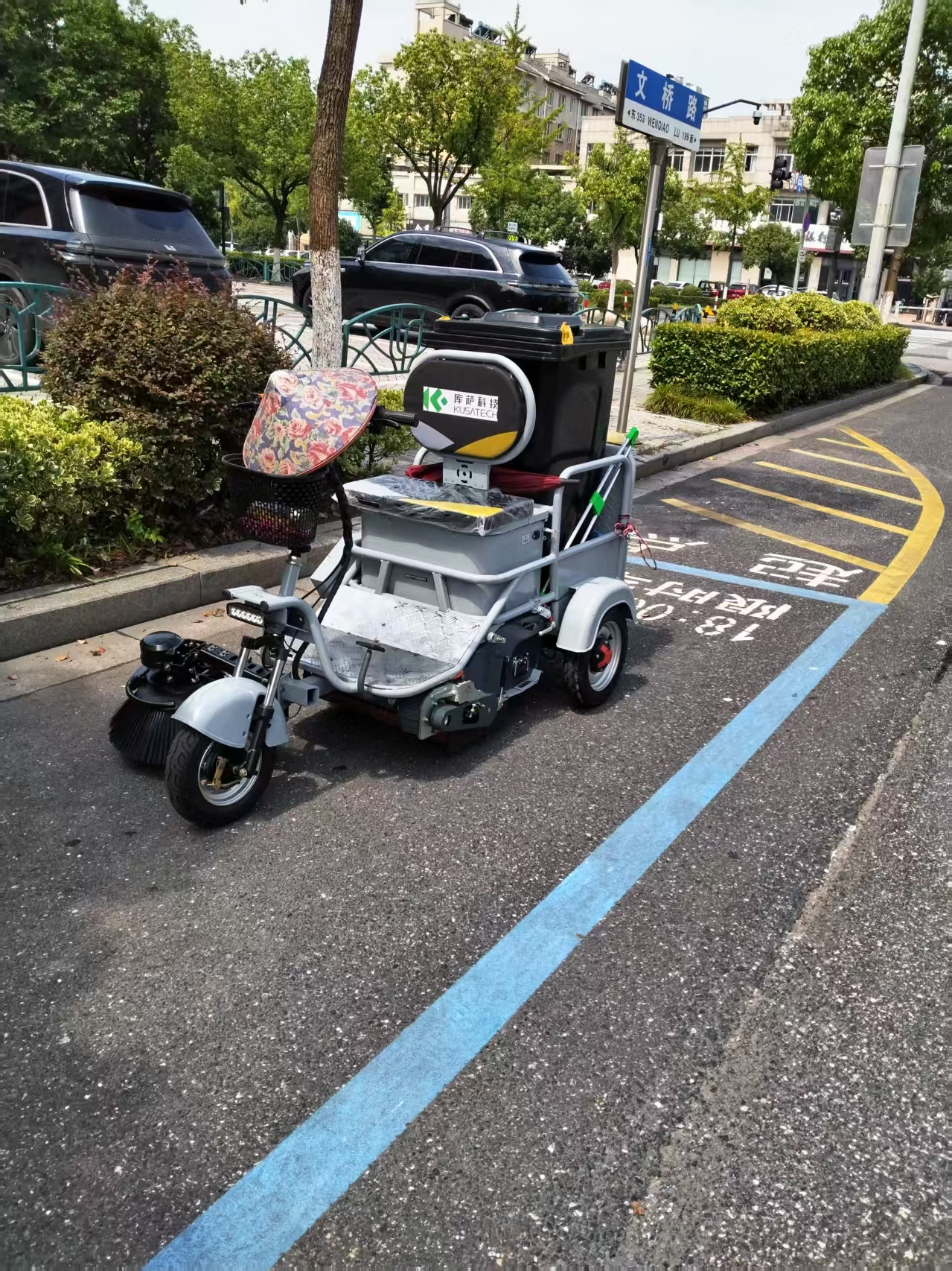 The 3-Foot Freedom Why the Mini Road Sweeper Outperforms Full-Size Trucks in Tight City Corners4.png