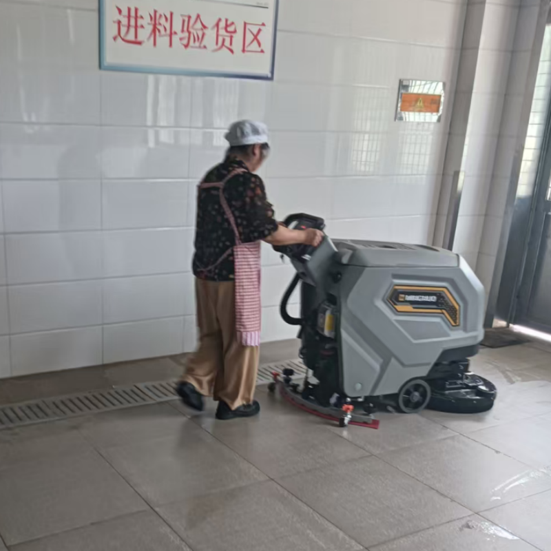 Mệt mỏi với những sàn nhà bẩn? Máy làm sạch sàn công nghiệp này hoạt động tuyệt vời!