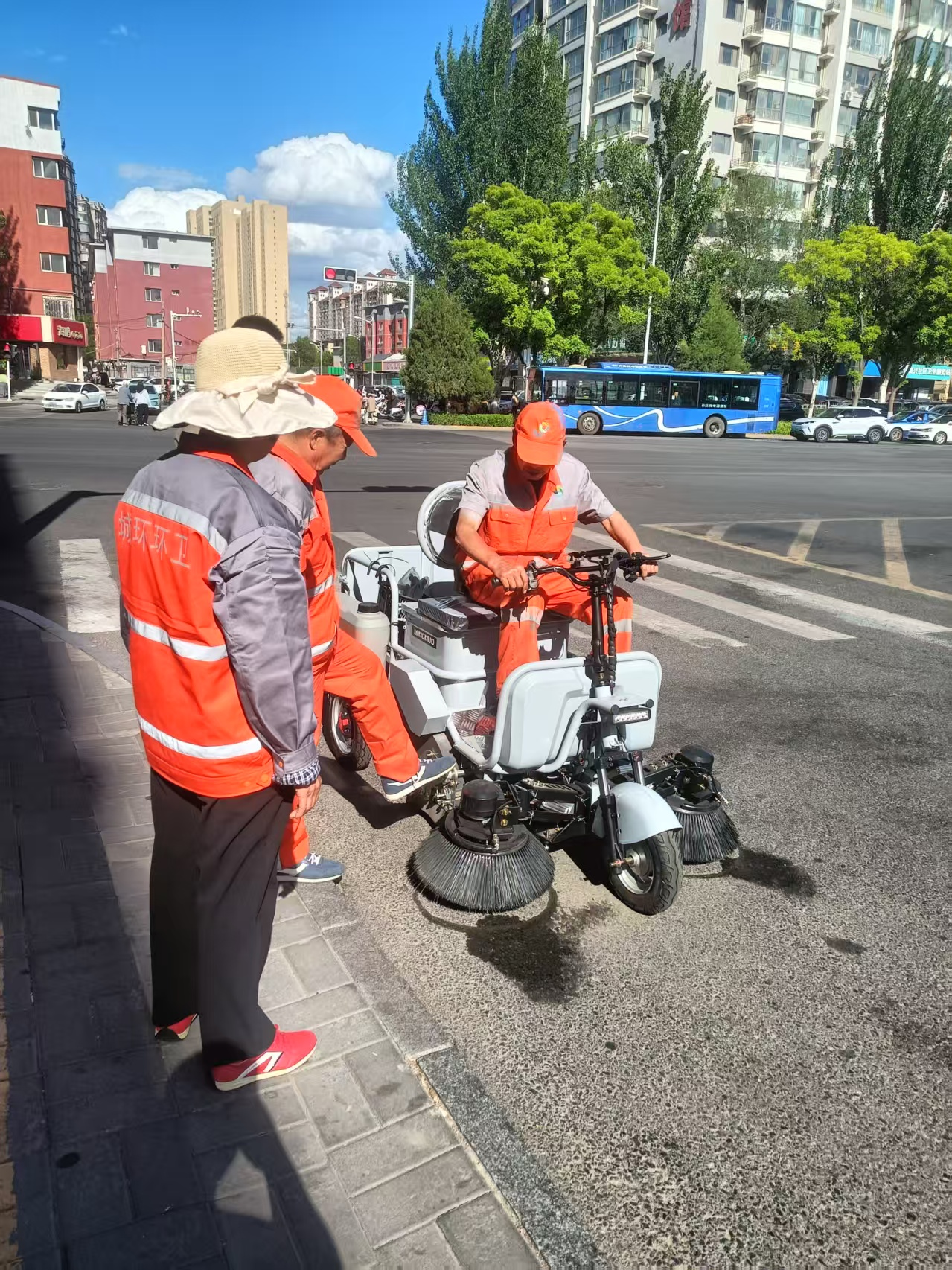 The 3-Foot Freedom Why the Mini Road Sweeper Outperforms Full-Size Trucks in Tight City Corners1.png