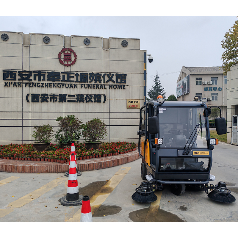 How Industrial Ride-On Sweepers Streamline Cleaning Operations? 