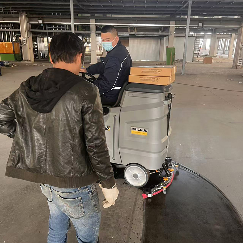 从仓库到工厂,工业地板清洗机适用于各种商业环境。