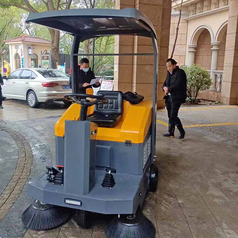 جهاز تنظيف الشوارع المصغر أثناء العمل