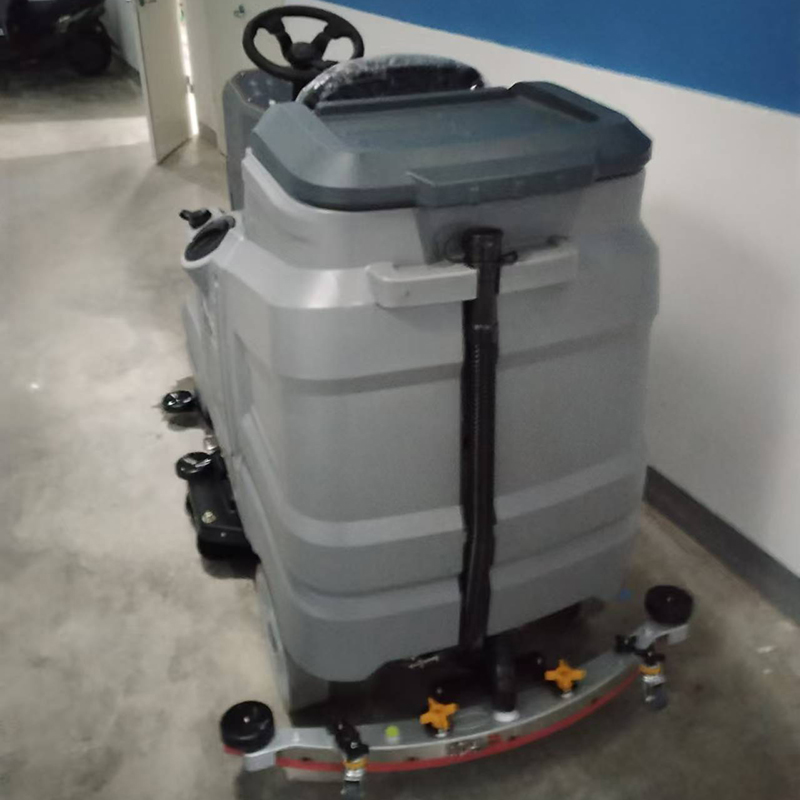 Como as máquinas industriais de limpeza de pisos melhoram a eficiência no local de trabalho