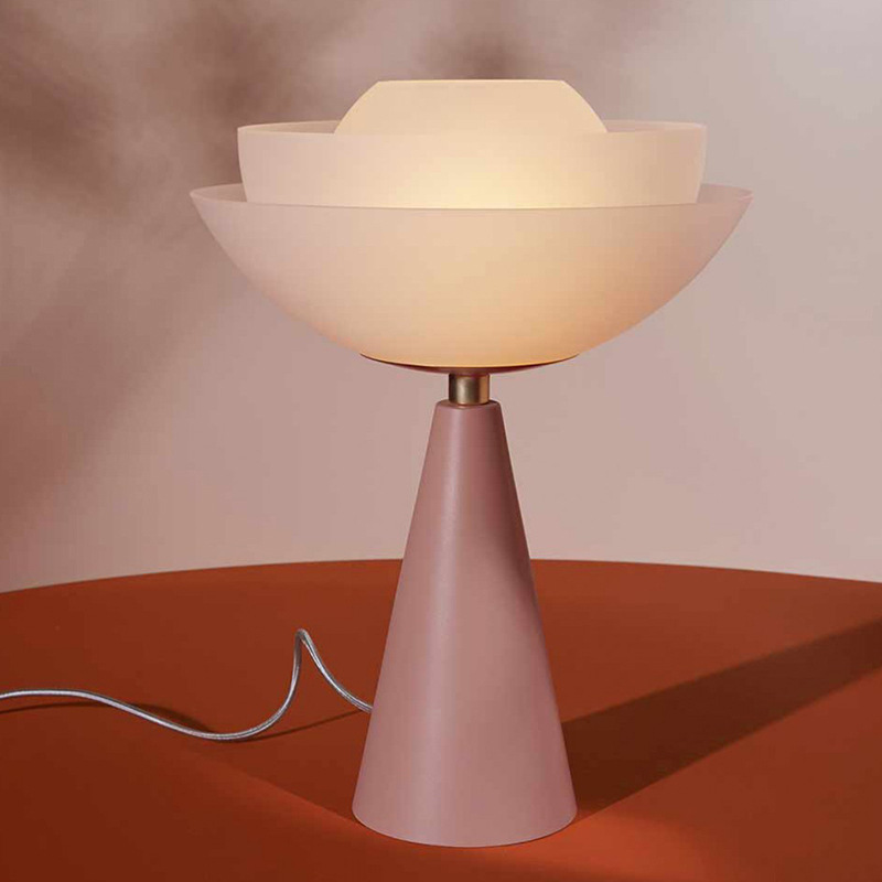 Minimalistisch creatieve lotusvormige tafellamp met glazen kap en metalen voet voor studiekamer of slaapkamer.