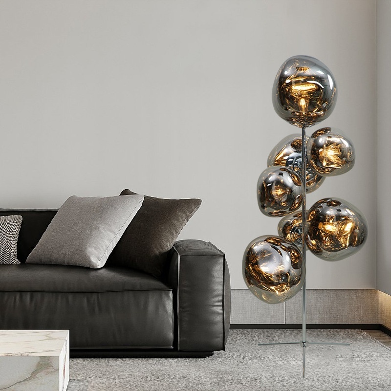 Vloerlamp met meerdere globes, metalen onderstel met acryl kruisvoet, voetschakelaar, warmwit licht