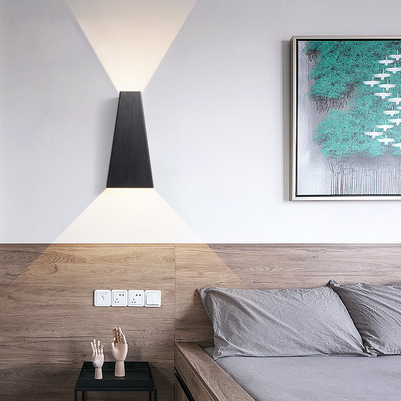 Luminária de Parede Estanque para Uso Externo, com Corpo Preto de Alumínio, Iluminação para Cima e para Baixo, Ideal para Corredor, Passagem e Varanda