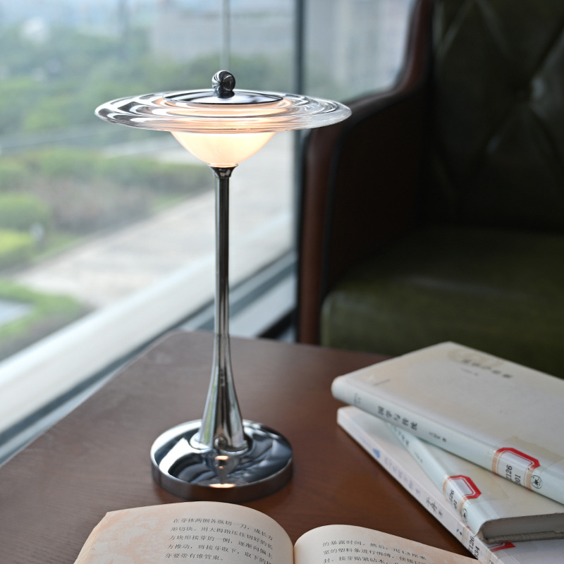 Lampu Meja LED Dekoratif Interior dengan Sentuhan Gaya Nordik, Lampu dari Logam dan Akrilik dengan Finishing Krom