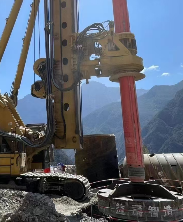 Opération de forage sur site dans la roche et le sol